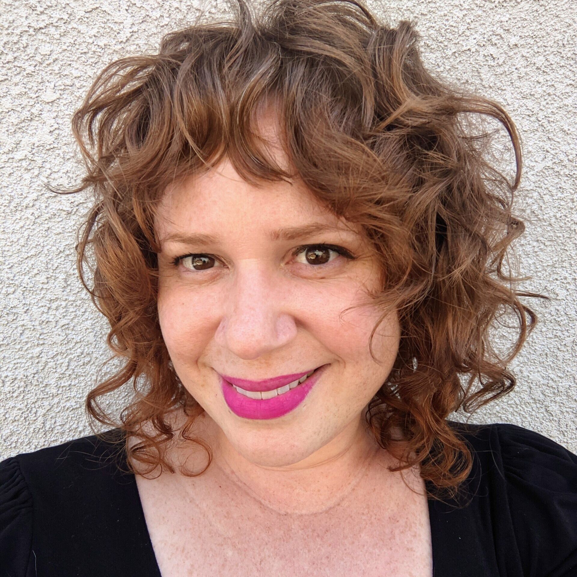 Headshot of therapist Maliyah Coye, offering trauma-informed online therapy for clients in Oakland and throughout California.