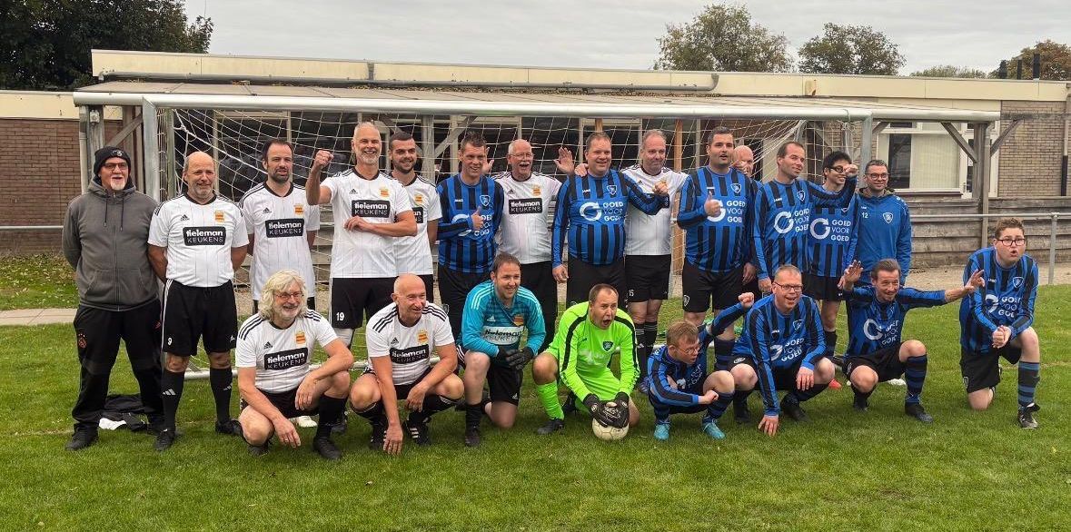 Feest op het veld: Walking Footballers van SNS spelen tegen G-team De Jonge Spartaan!