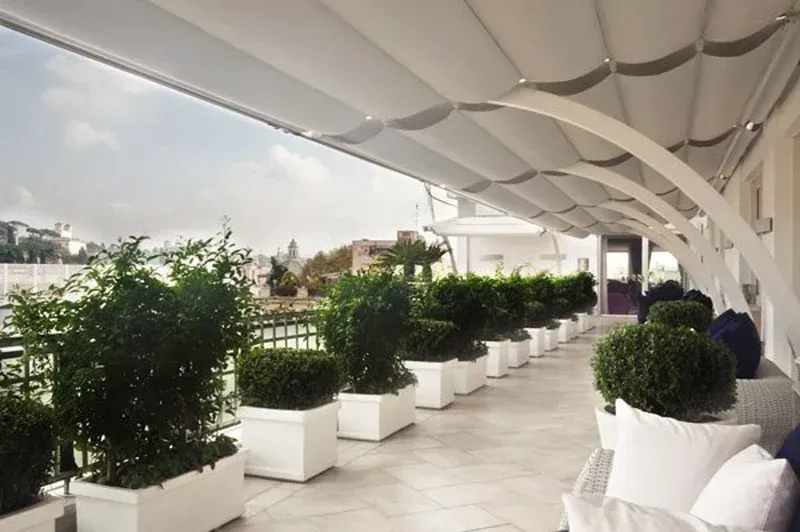 Pergola bianca sulla terrazza