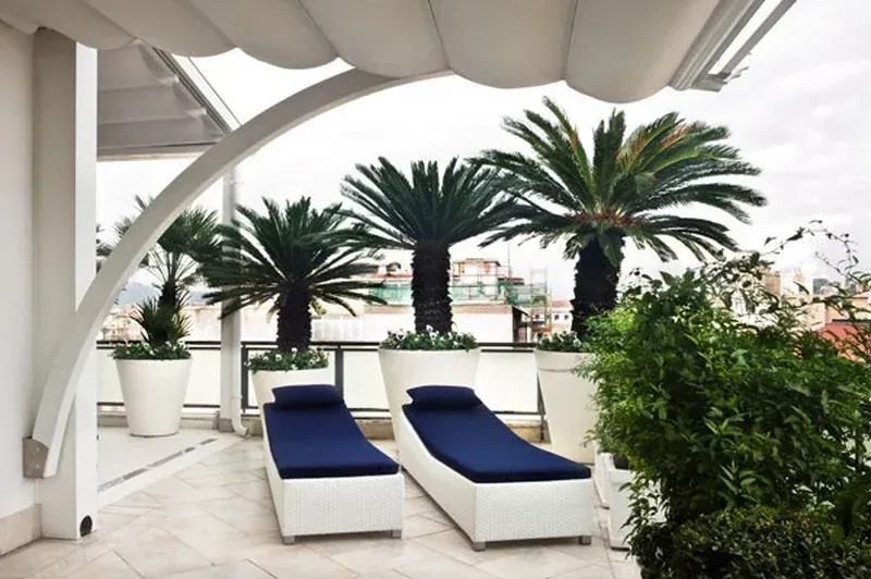 Pergola bianca e arredi della terrazza