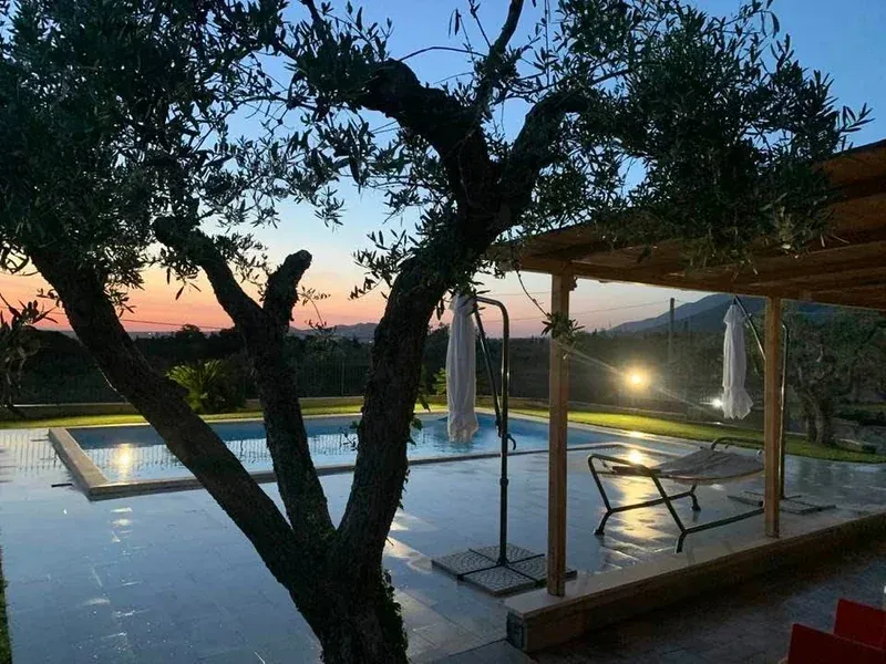 Pergolato in legno accanto alla piscina