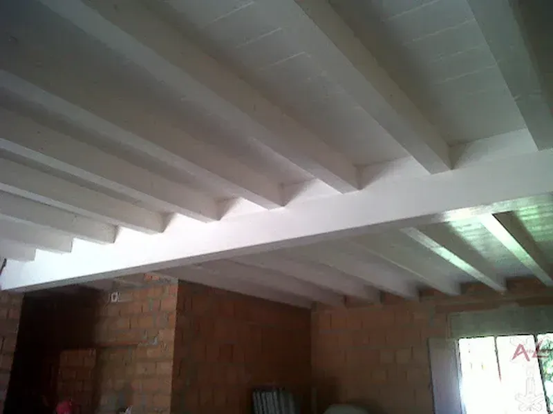 tetto legno bianco travi vista