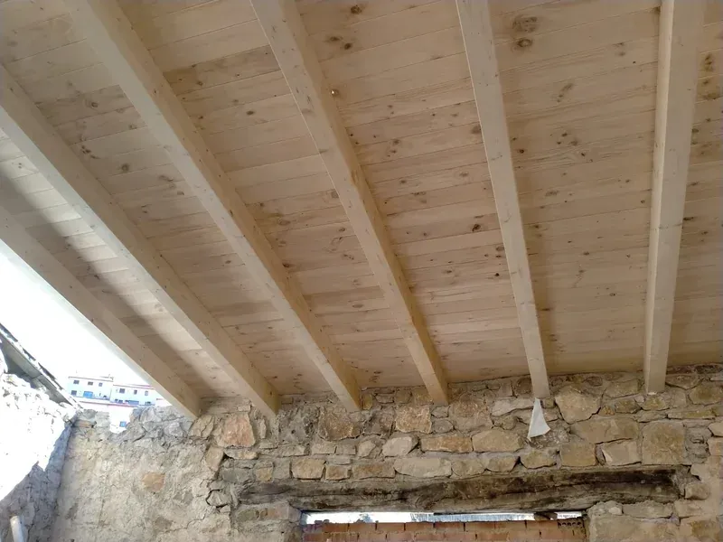 tetto legno travi muratura pietra