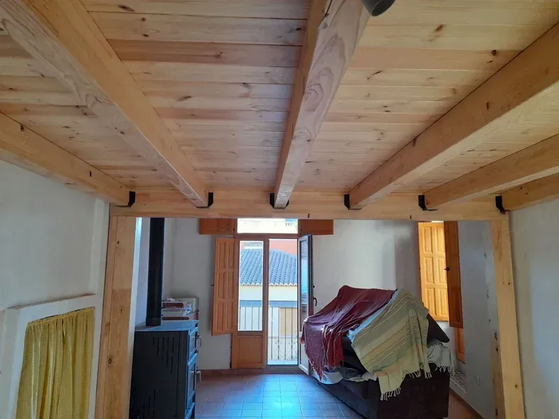 Tetto in legno con travi a vista
