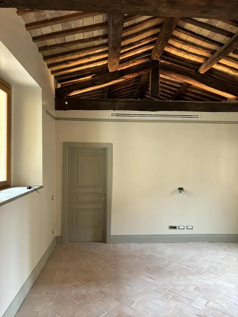 Struttura del tetto in legno vista dall’interno