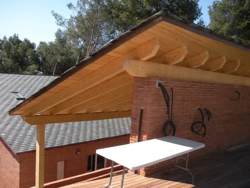Tettoia in legno per una zona pranzo all’aperto