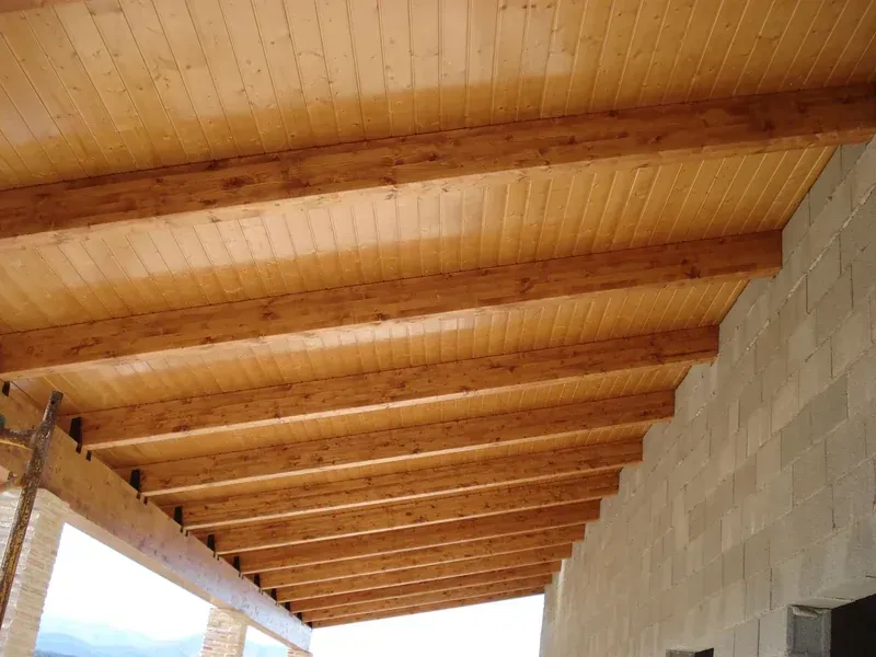 tettoia legno dettaglio travi parete