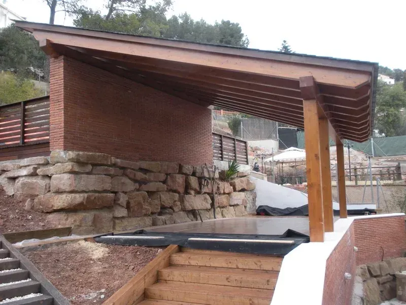 tettoia legno giardino muretto pietra