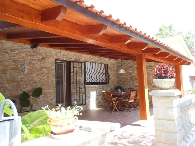 tettoia legno portico casa pietra