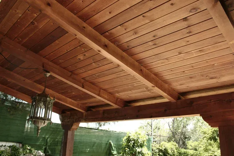 tettoia legno travi perline vista inferiore