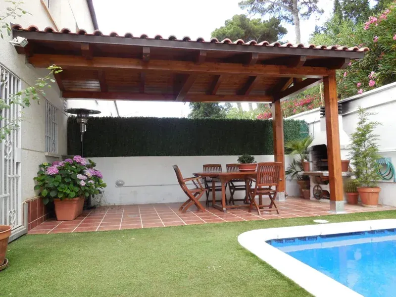 tettoia legno veranda bordo piscina