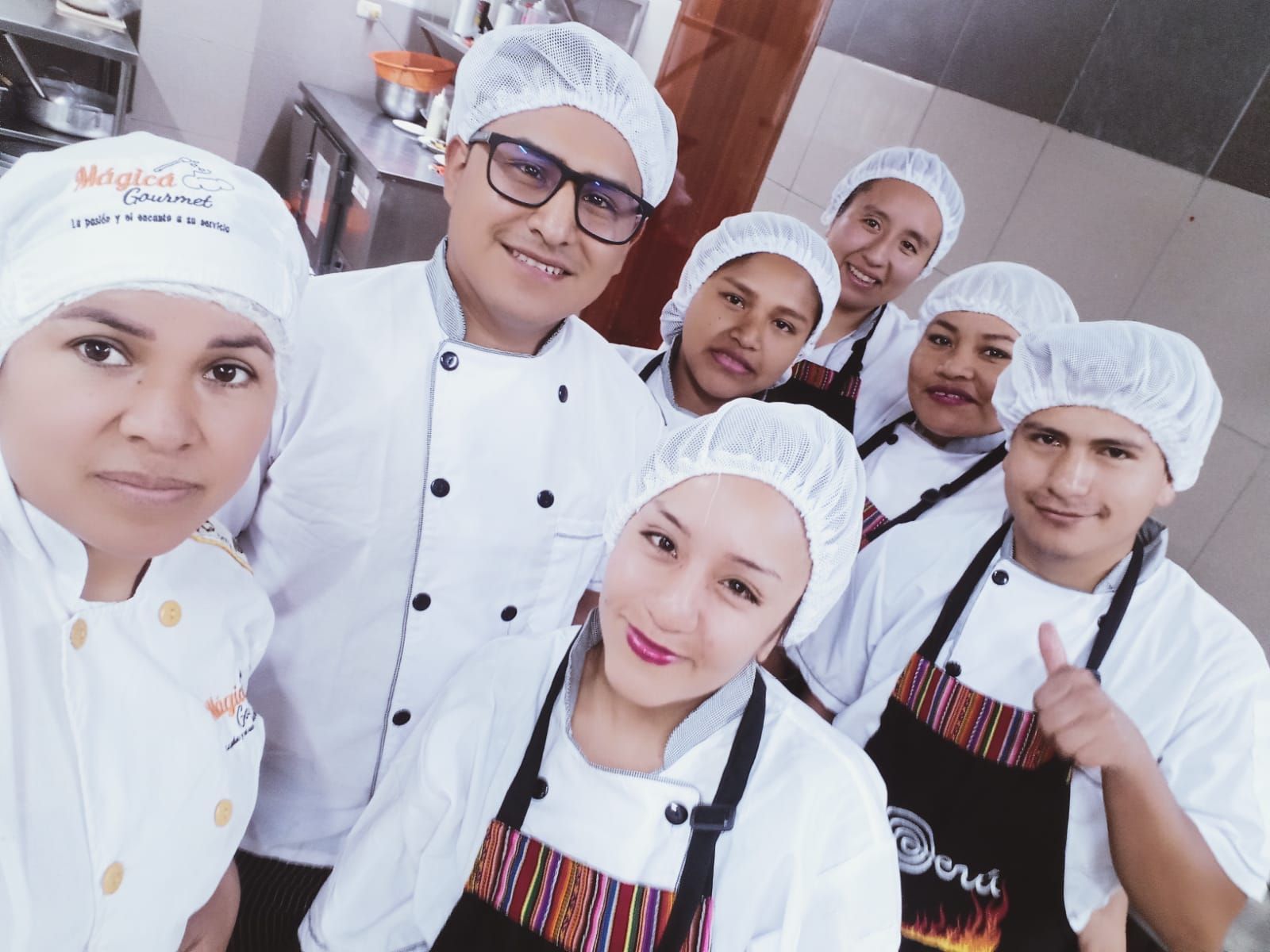 Un grupo de chefs posan para una fotografía en una cocina.