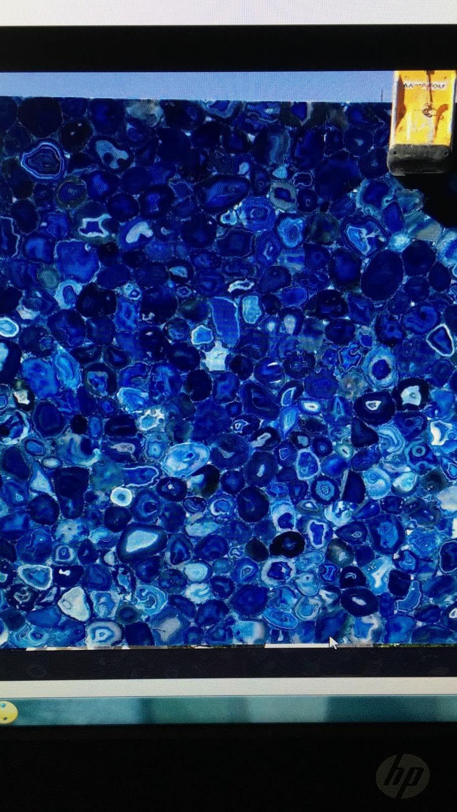 Primo piano di una formazione rocciosa, probabilmente una geode, con varie forme e sfumature di blu, nei toni del blu.
