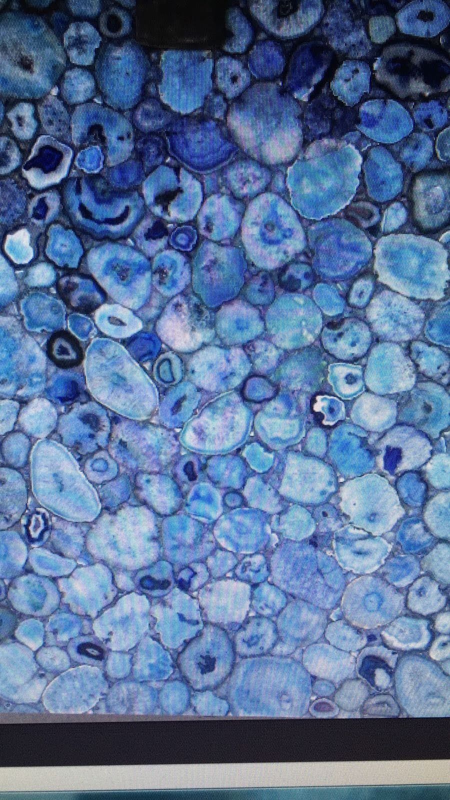 Mosaico in pietra nei toni del blu, con dimensioni e sfumature di blu diverse.