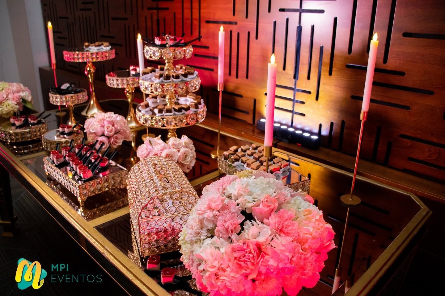 Elegante presentación de postres con una tarta floral rosa,