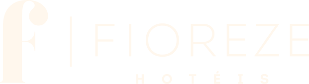 Logotipo branco discreto sobre fundo branco com a palavra “FIOREZZA” e um ícone estilizado.