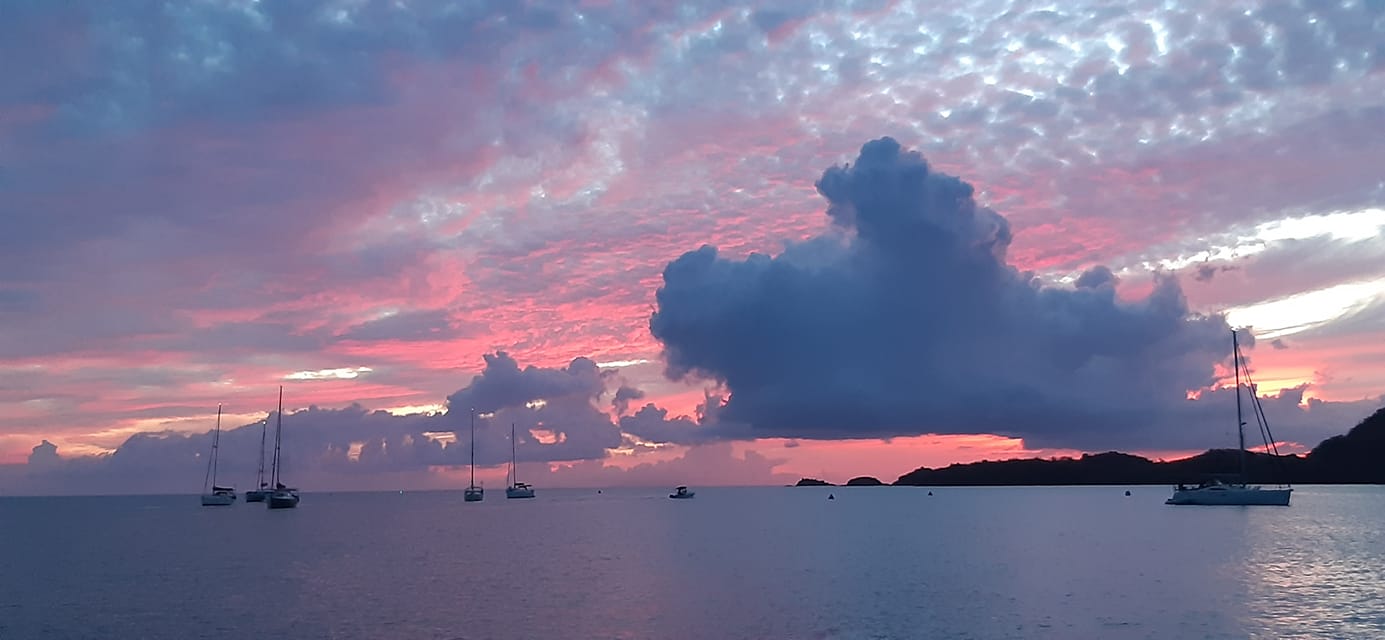 Catalina Morgan 41 Classic at anchor