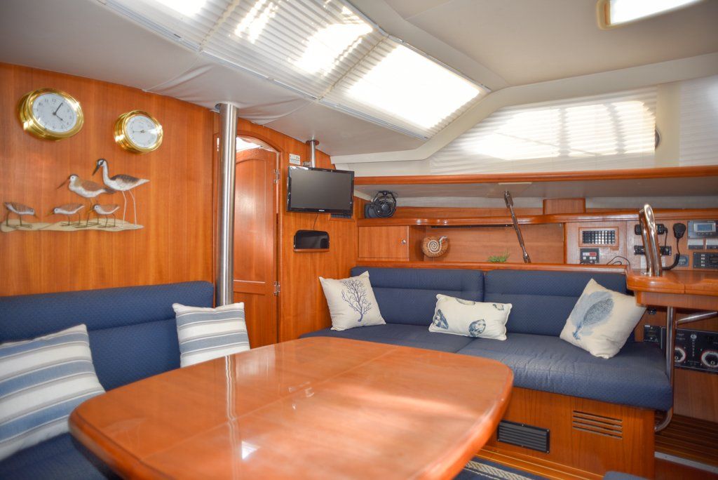 Hunter 44 DS Salon