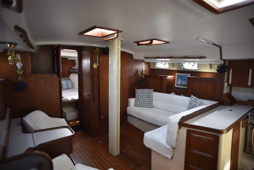 Catalina Morgan 41 Classic interior