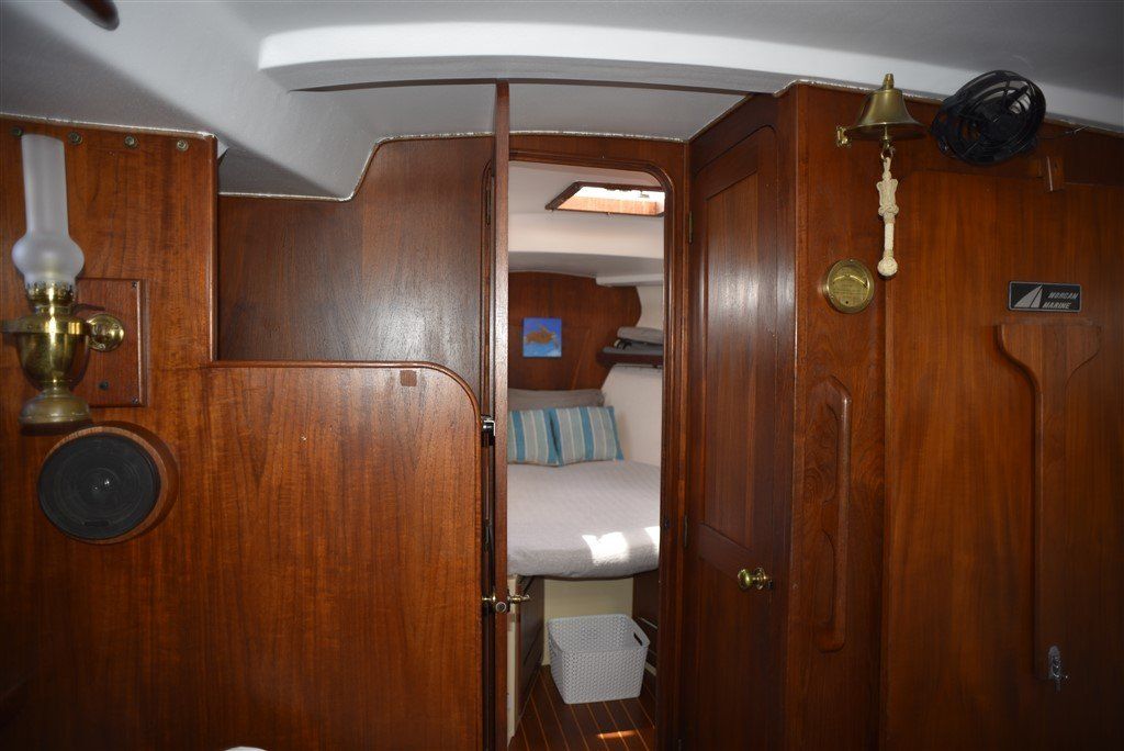 Catalina Morgan 41 Classic forepeak from saloon