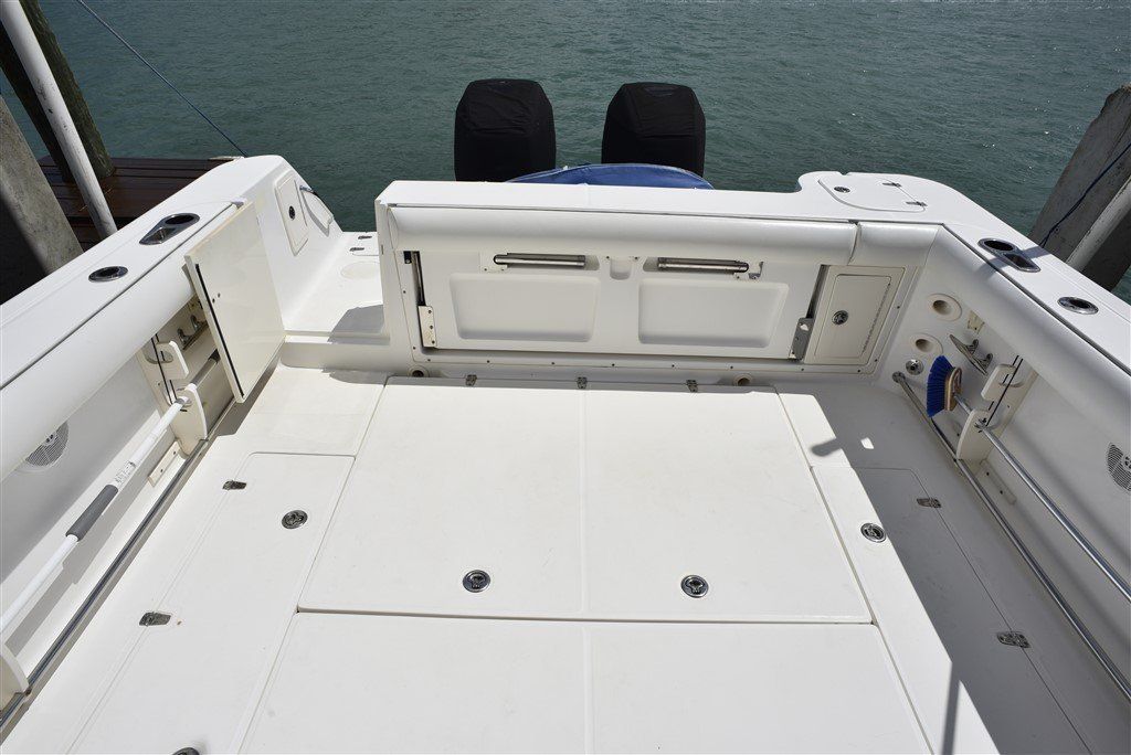 Boston Whaler 305 Conquest cockpit