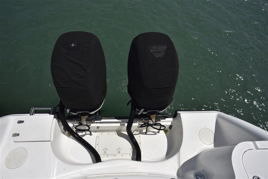 Boston Whaler 305 Conquest outboard engines