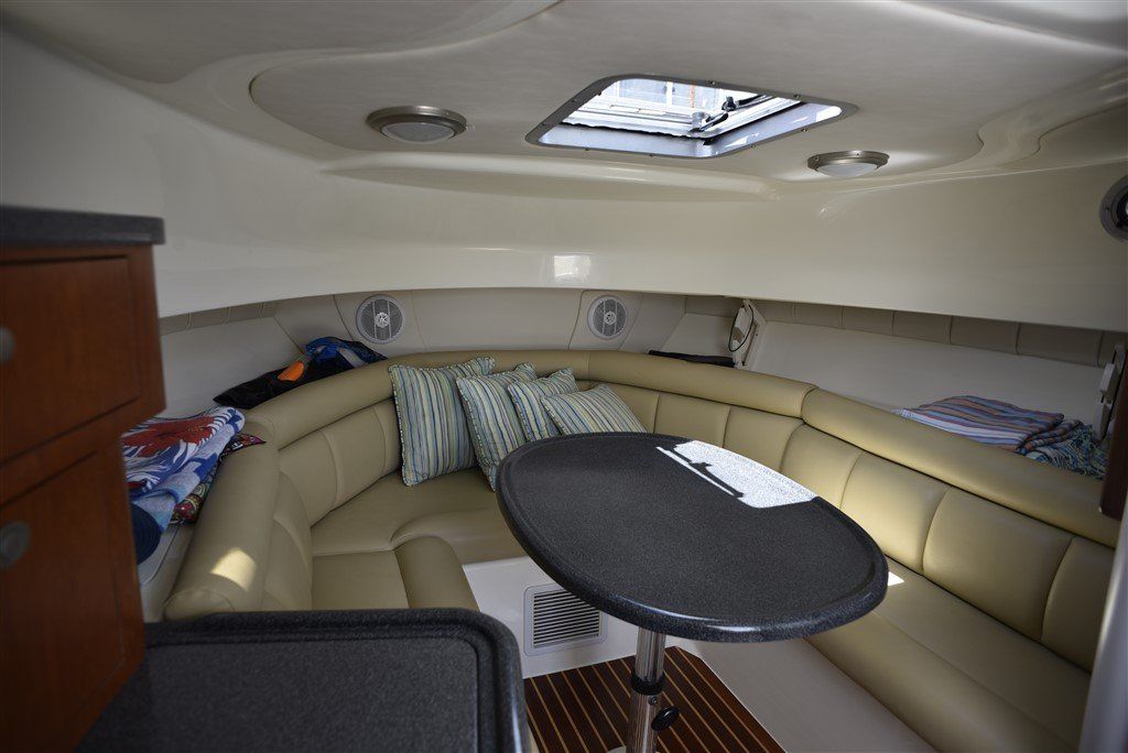 Boston Whaler 305 Conquest interior