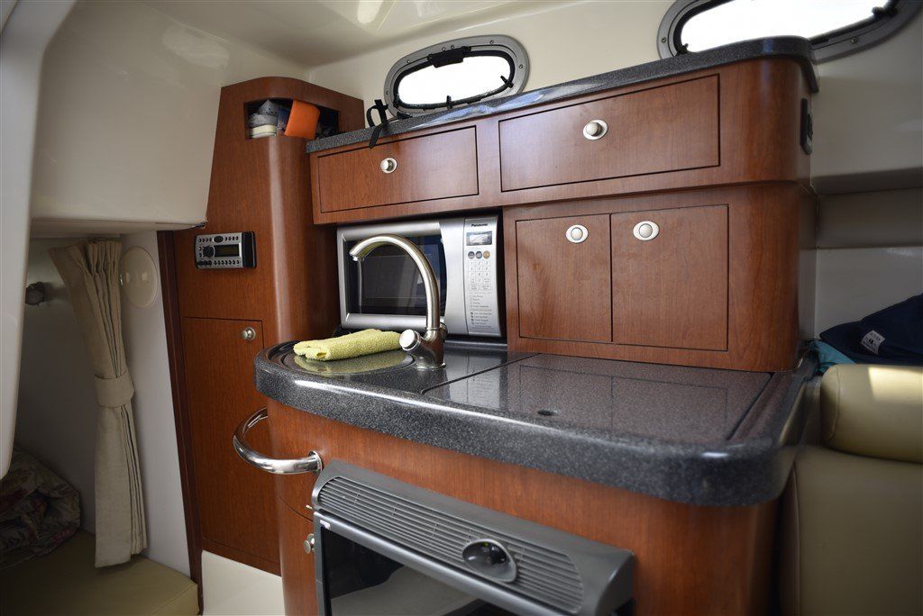 Boston Whaler 305 Conquest galley