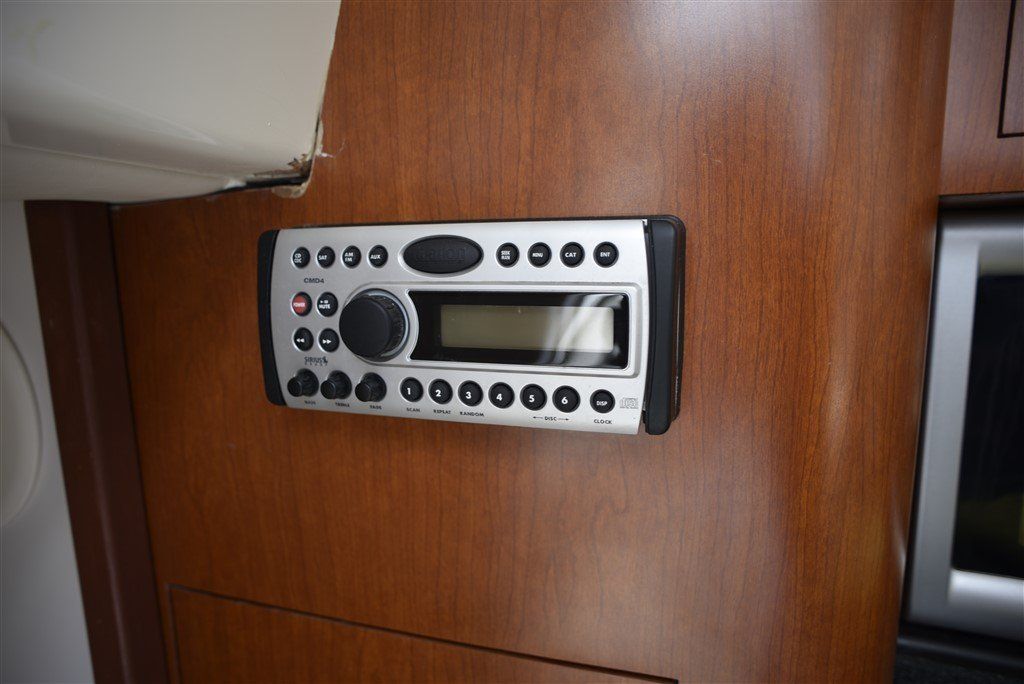 Boston Whaler 305 Conquest interior