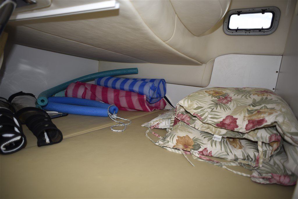 Boston Whaler 305 Conquest cabin