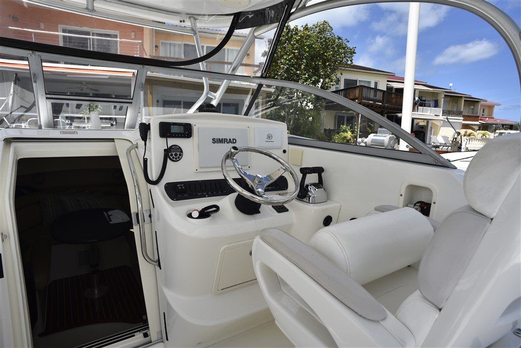 Boston Whaler 305 Conquest helm seat