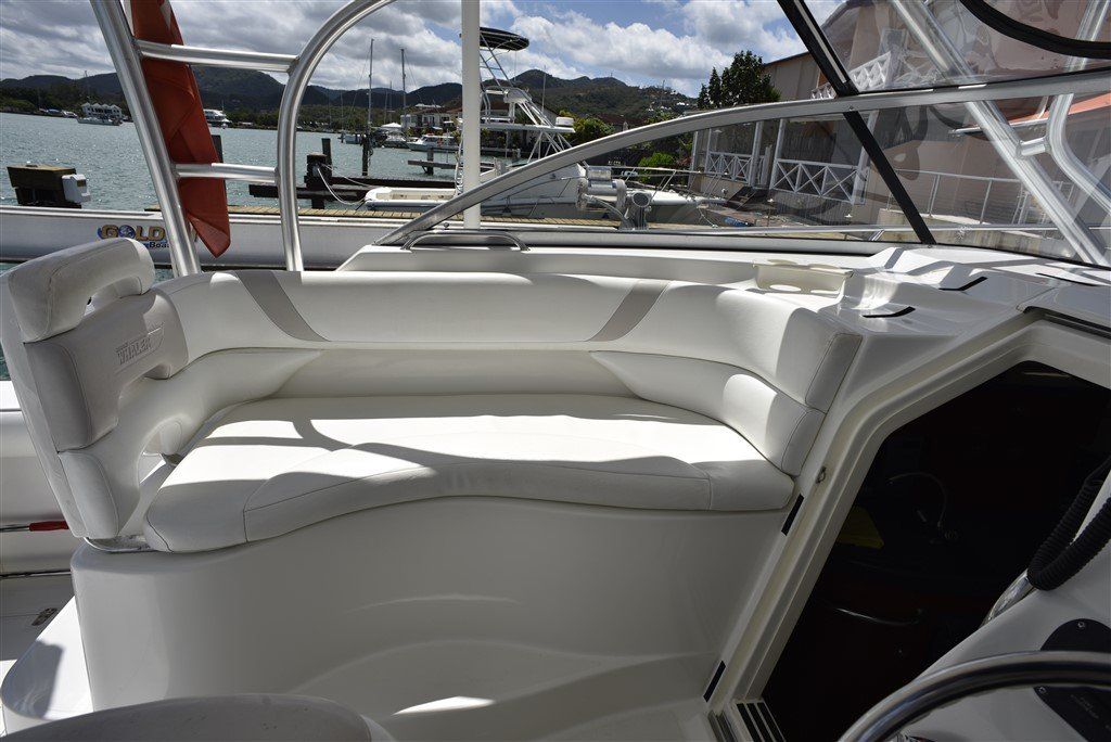 Boston Whaler 305 Conquest cockpit seating