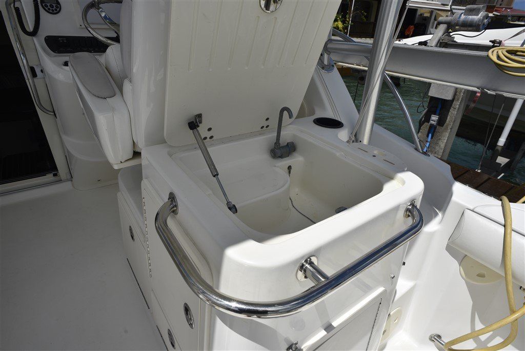 Boston Whaler 305 Conquest cockpit basin