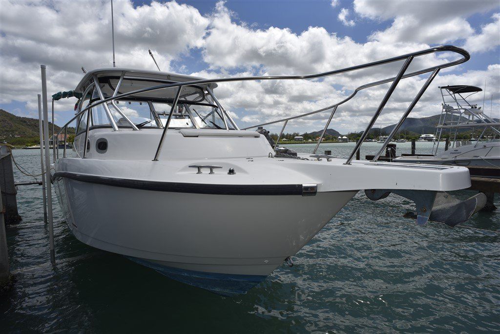 Boston Whaler 305 Conquest bow