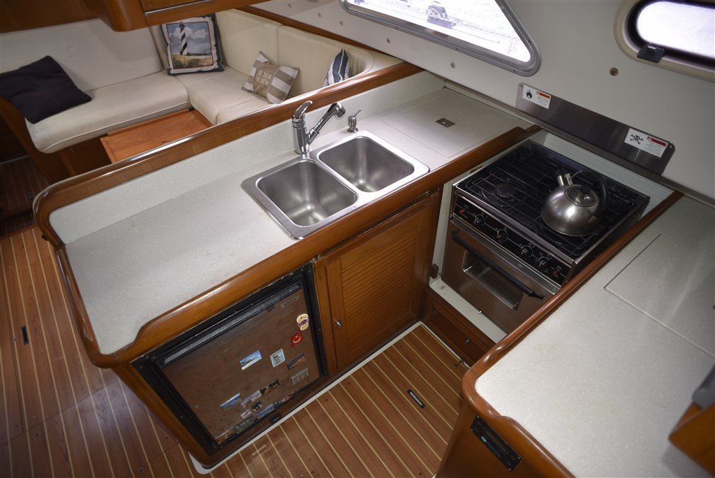 2008 Catalina Morgan 440 galley