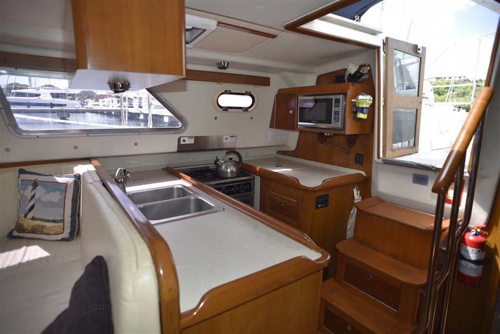 Catalina Morgan 440 galley