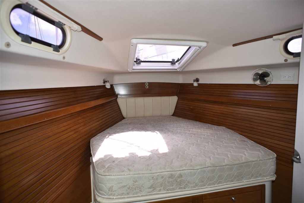 Catalina Morgan 440 forepeak cabin