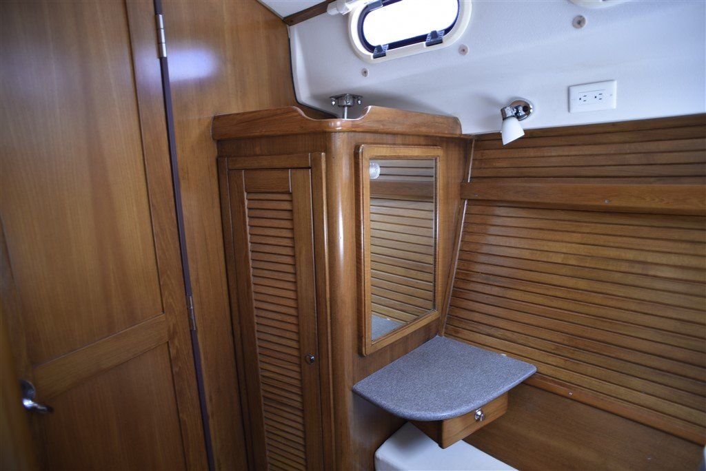 Catalina Morgan 440 forward cabin