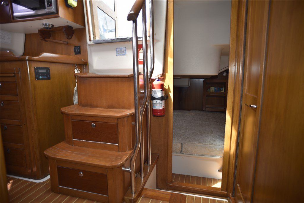 Catalina Morgan 440 companionway