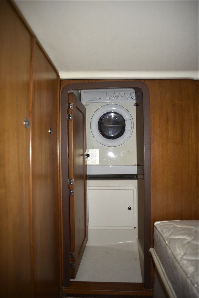 Catalina Morgan 440 aft storage area