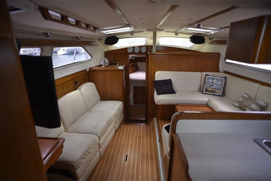 Catalina Morgan 440 interior
