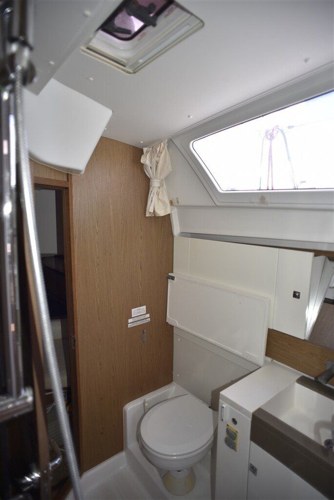 Jeanneau SO 41 DS Aft Head