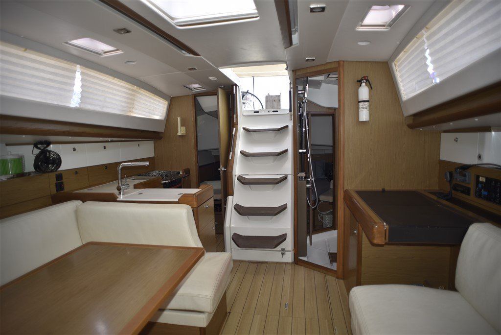 Jeanneau SO 41 Deck Salon Companionway