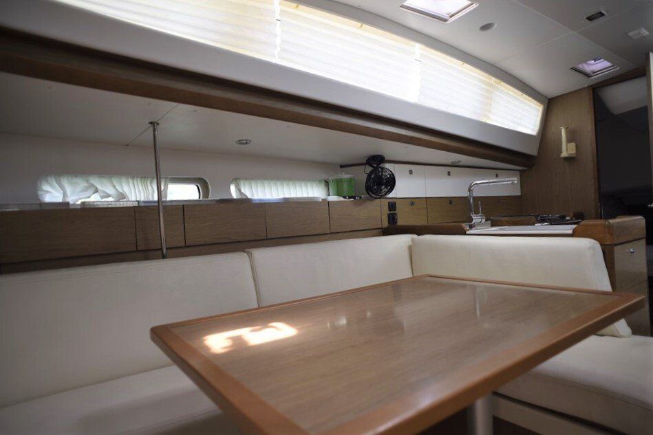 Jeanneau SO 41 DS salon