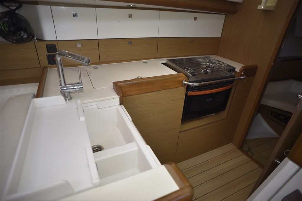 Jeanneau SO 41 Deck Salon Galley