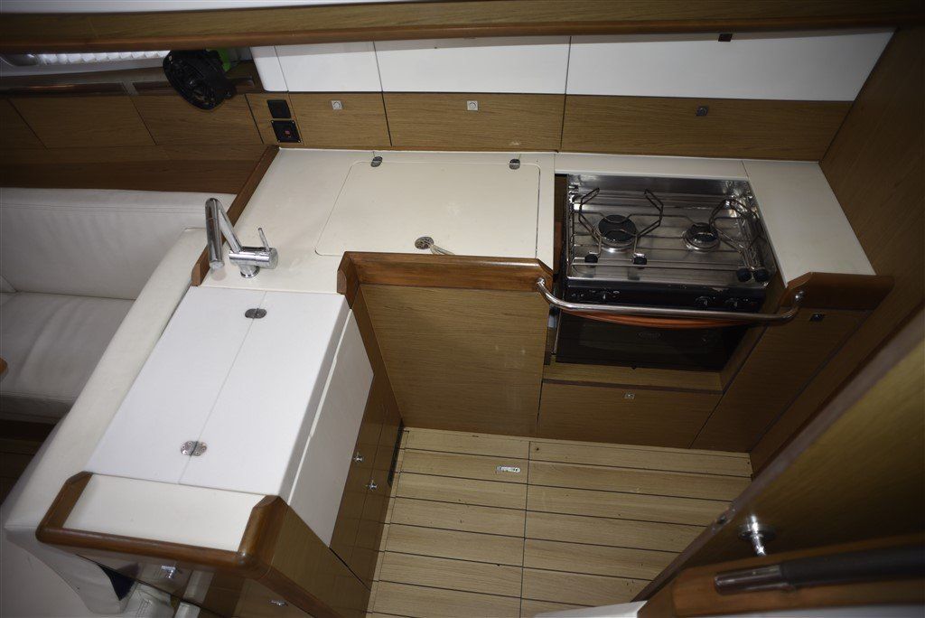 Jeanneau SO 41 DS Galley