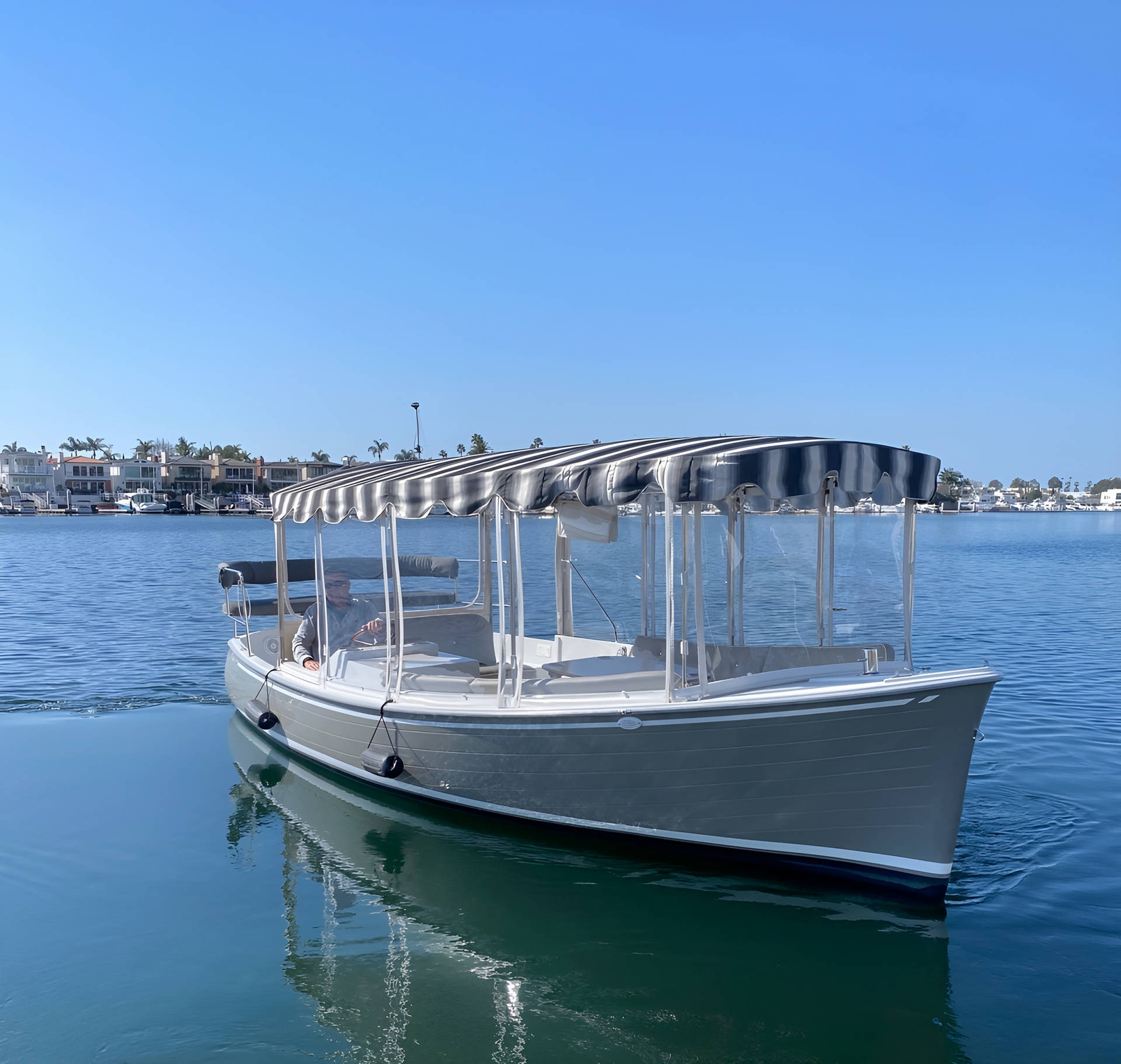 The Duffy 22 private tour boat at the Harbor Knoll hotel.