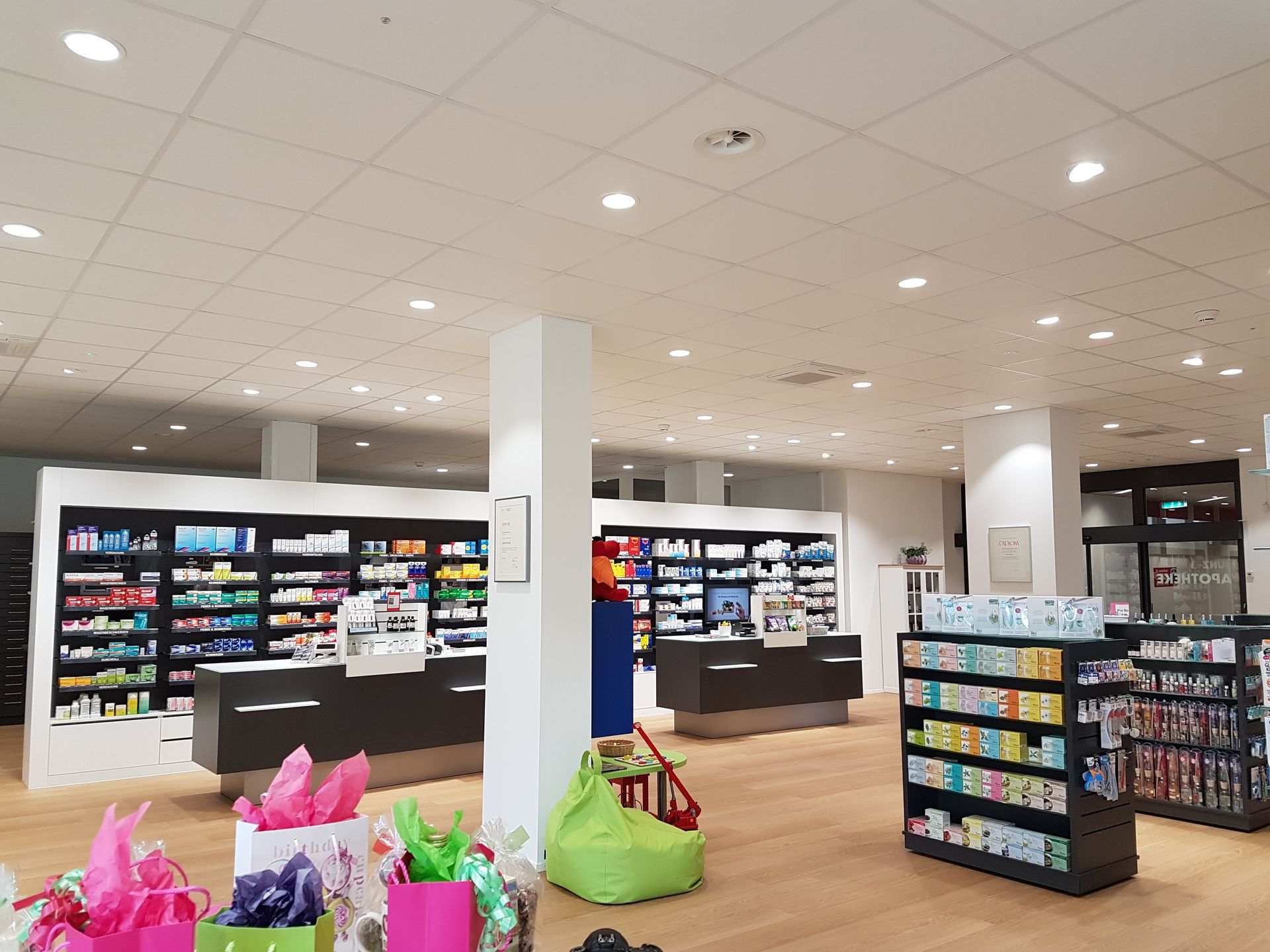 Bünz Apotheke Wohlen AG Innenaufnahme Panorama mit Säule
