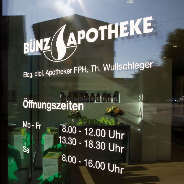Bünz Apotheke Wohlen AG Aussenaufnahme Türe mit Firmenlogo