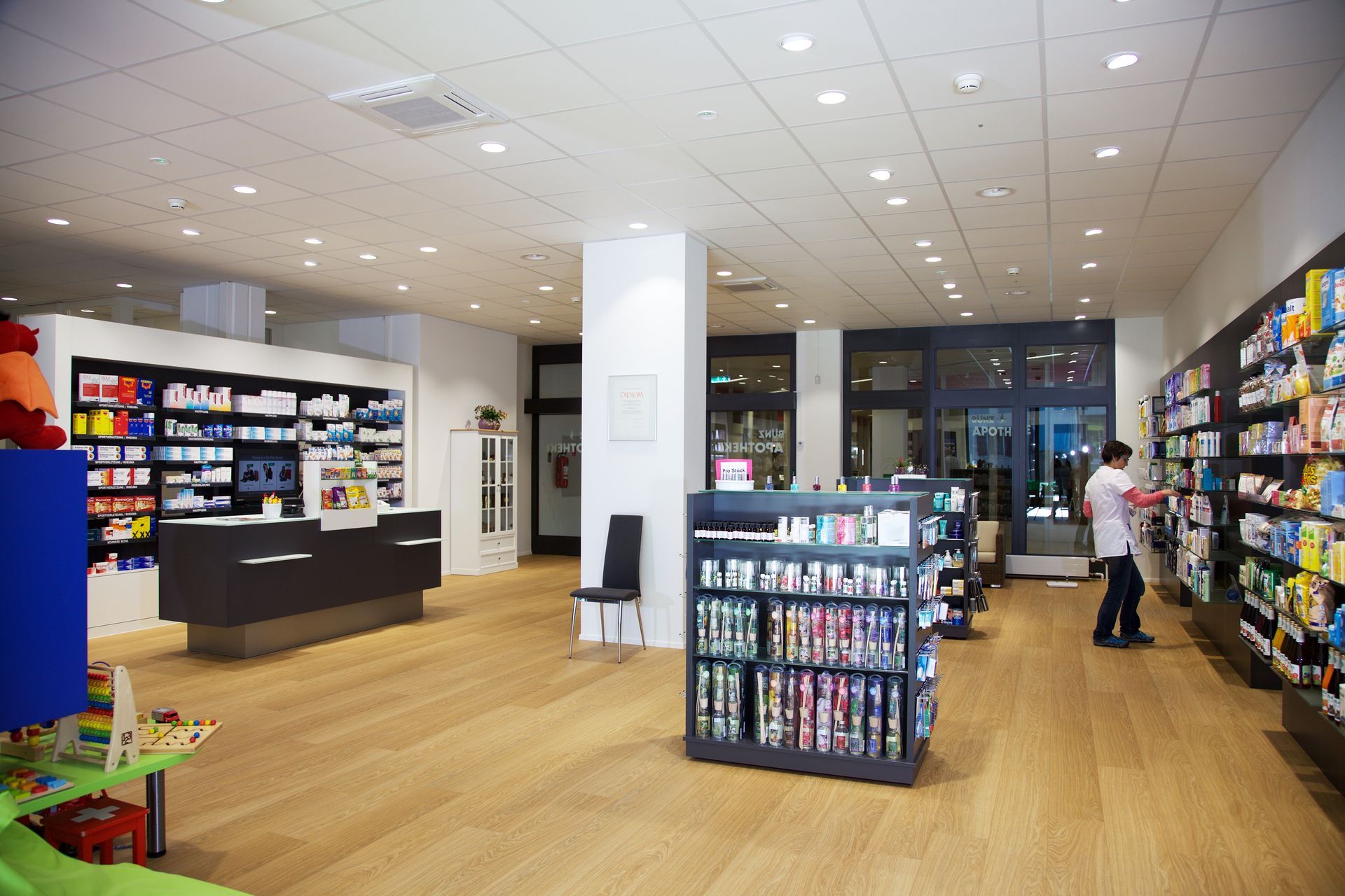Bünz Apotheke Wohlen AG Innenaufnahme mit Gondel und Regalen